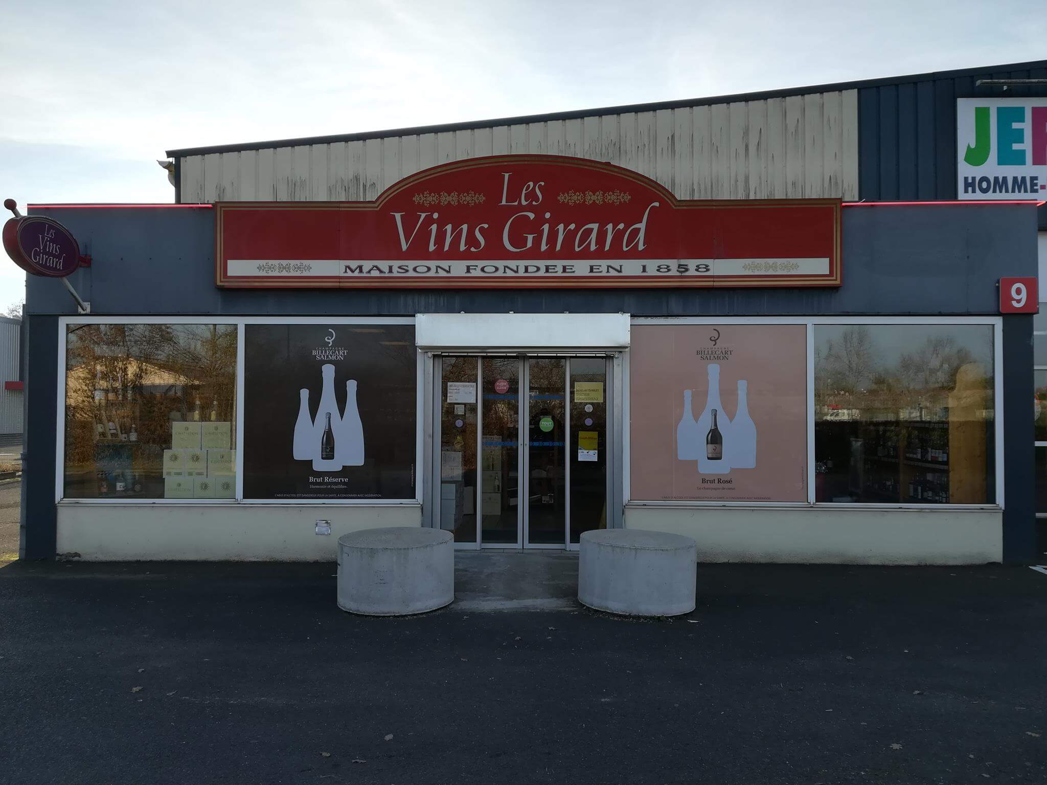 La devanture de la Cave des vins Girard